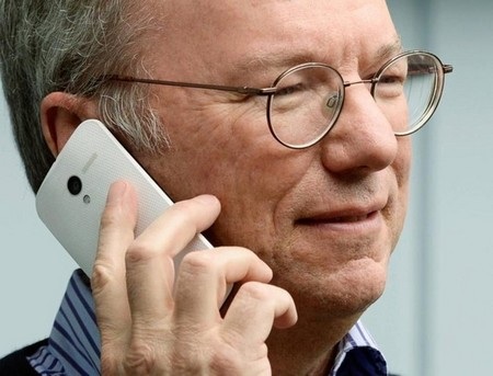 Bắt gặp chủ tịch Google sử dụng smartphone "bí ẩn", nhiều khả năng là Motorola X - 4 T.Thủy