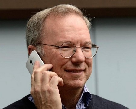 Bắt gặp chủ tịch Google sử dụng smartphone "bí ẩn", nhiều khả năng là Motorola X - 9 T.Thủy