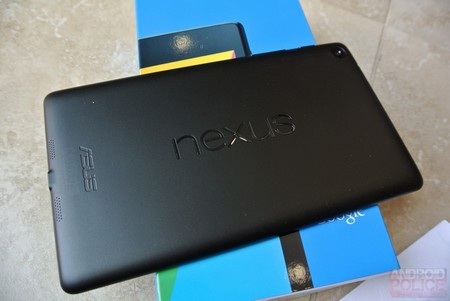 Chưa ra mắt, Nexus 7 mới đã lộ ảnh mở hộp và cấu hình chi tiết - 5 Mặt sau của máy có nhiều nét tương đồng với Nexus 10