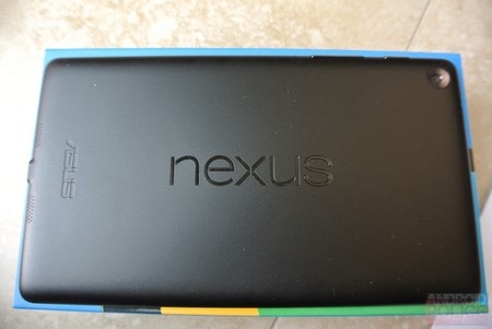 Chưa ra mắt, Nexus 7 mới đã lộ ảnh mở hộp và cấu hình chi tiết - 6 Camera chính nằm ở góc phải, các loa ngoài bố trị dọc theo 2 cạnh trên dưới