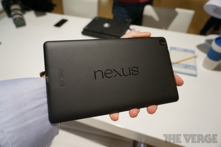 Google chính thức trình làng Nexus 7 mới với màn hình siêu nét - 3 Mặt sau nổi bật với logo Nexus