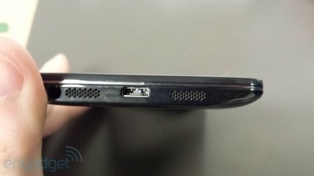 Cận cảnh cổng kết nối microUSB và loa ngoài