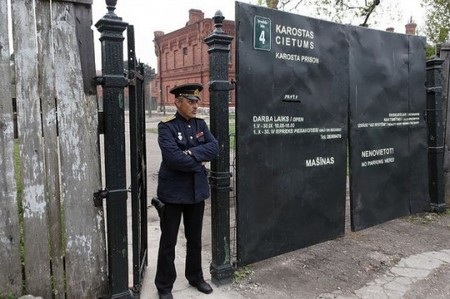 Đi tù trong khách sạn ở Latvia - 4 Các nhân viên khách sạn trong vai những người cai ngục