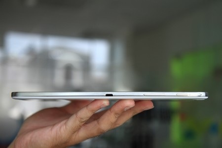 Phím nguồn, chỉnh âm lượng và cổng hồng ngoại ở cạnh phải của máy