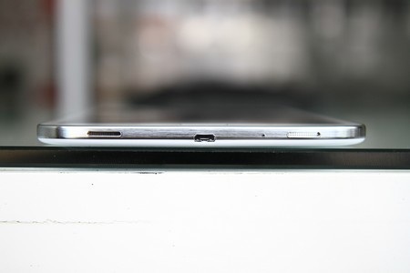 Cổng kết nối và loa ngoài nằm ở cạnh dưới