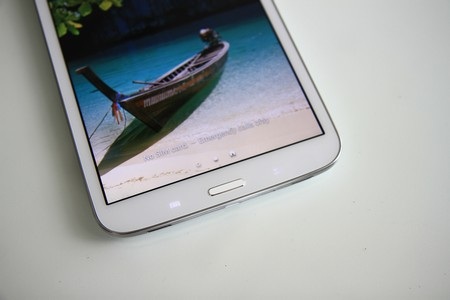 Nút Home ở mặt trước của máy giống với Galaxy Note 8.0