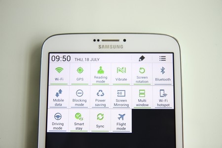 Các tùy chọn thiết lập nhanh trên Galaxy Tab 3 8.0 khá giống với trên smartphone của Samsung