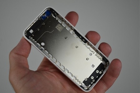 Cận cảnh lớp vỏ nhựa của iPhone giá rẻ - 10 T.Thủy