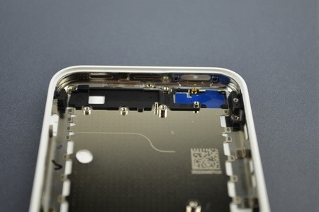 Cận cảnh lớp vỏ nhựa của iPhone giá rẻ - 11 T.Thủy
