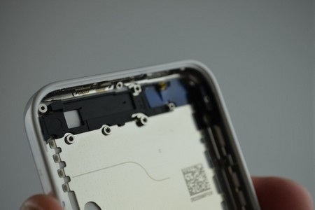 Cận cảnh lớp vỏ nhựa của iPhone giá rẻ - 12 T.Thủy