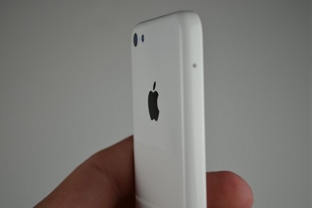 Cận cảnh lớp vỏ nhựa của iPhone giá rẻ - 13 T.Thủy