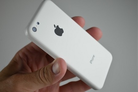Cận cảnh lớp vỏ nhựa của iPhone giá rẻ - 14 T.Thủy