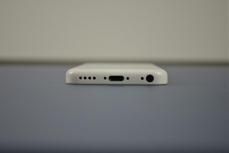 Cận cảnh lớp vỏ nhựa của iPhone giá rẻ - 5 T.Thủy