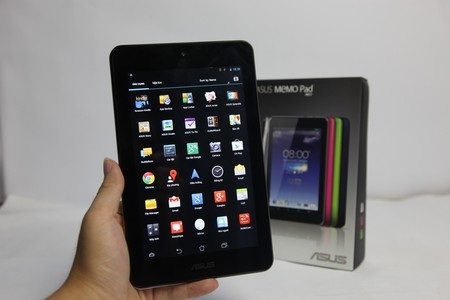 Máy có màn hình 7-inch với độ phân giải HD (1280x700)