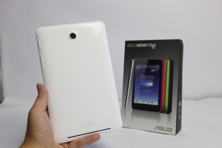 Mặt sau với logo Asus, camera và loa ngoài