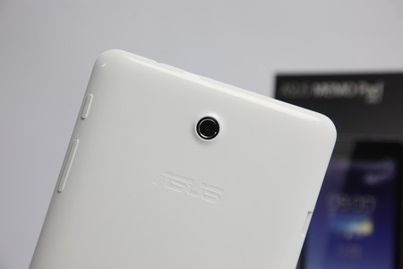 Cận cảnh camera 5 megapixel của máy