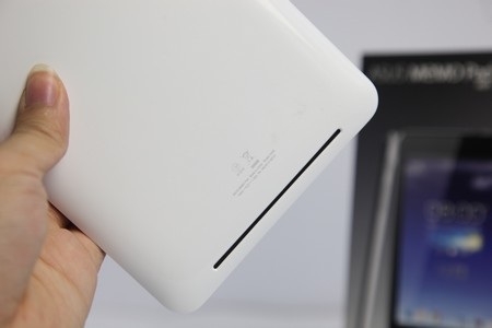 Loa ngoài nằm ở phần dưới mặt sau