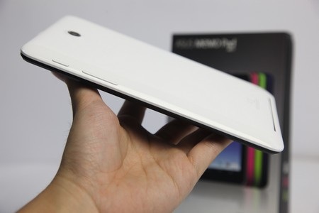 Nút nguồn và phím điều chỉnh âm lượng ở cạnh phải