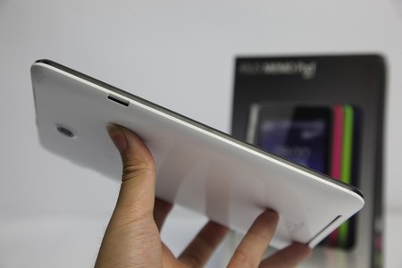 Khe cắm thẻ nhớ ở cạnh trái