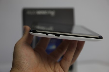 Giắc cắm phone và cổng kết nối ở cạnh trên