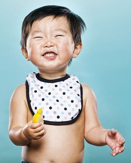 Hài hước hình ảnh em bé phản ứng lần đầu... ăn chanh - 14 Chả lẽ mọi người lại ăn một thứ như thế này sao?