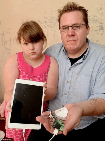 Sau iPhone, đến lượt iPad gây giật điện khi cắm sạc - 1 Tim Gillooley và con gái Chloe bên cạnh chiếc iPad gây ra vụ giật điện