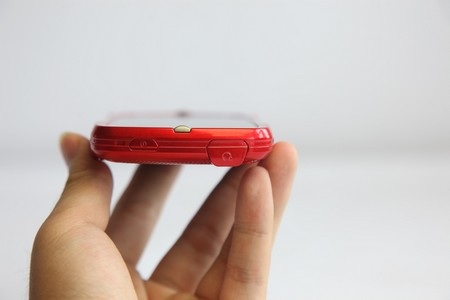 Giắc cắm phone và nút nguồn ở cạnh trên