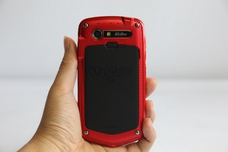 Mặt sau có thiết kế chắc chắn với camera 8 megapixel