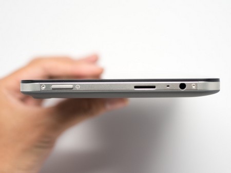 Cận cảnh máy tính bảng Android đầu tiên của HP tại Việt Nam - 9 Nút nguồn, khe cắm thẻ nhớ và giắc cắm phone 3,5-mm ở cạnh trên