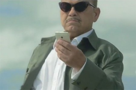 Hình ảnh chiếc smartphone “thấp thoáng” trong đoạn clip của HTC