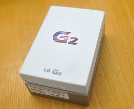 Cận cảnh smartphone “bom tấn” LG G2 tại Việt Nam - 1 Hộp đựng của LG G2 khá đơn giản.
