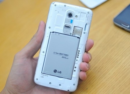 Cận cảnh smartphone “bom tấn” LG G2 tại Việt Nam - 10 LG G2 phiên bản nội địa Hàn Quốc có thể tháo rời vỏ máy và pin.