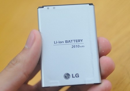Cận cảnh smartphone “bom tấn” LG G2 tại Việt Nam - 11 Tuy nhiên pin chỉ có dung lượng 2.610mAh, thay vì 3.000 như phiên bản trên thị trường khác.