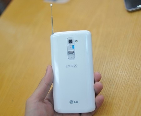 Cận cảnh smartphone “bom tấn” LG G2 tại Việt Nam - 12 Tuy nhiên pin chỉ có dung lượng 2.610mAh, thay vì 3.000 như phiên bản trên thị trường khác.