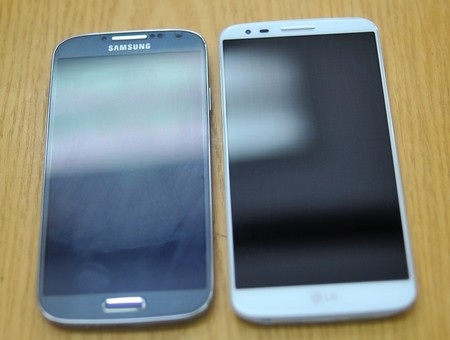 Cận cảnh smartphone “bom tấn” LG G2 tại Việt Nam - 15 LG G2 “đọ dáng” cùng Galaxy S4 của Samsung.