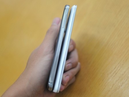 Cận cảnh smartphone “bom tấn” LG G2 tại Việt Nam - 16 2 máy có độ mỏng tương đương nhau.