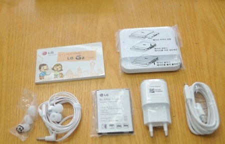 Cận cảnh smartphone “bom tấn” LG G2 tại Việt Nam - 3 Phụ kiện bên trong của LG G2. Đây là phiên bản nội địa của Hàn Quốc nên pin có thể tháo rời.
