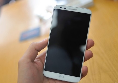 Cận cảnh smartphone “bom tấn” LG G2 tại Việt Nam - 4 Máy có màn hình rộng 5,2-inch, kéo dài ra tận sát cạnh nên viền màn hình khá mỏng.