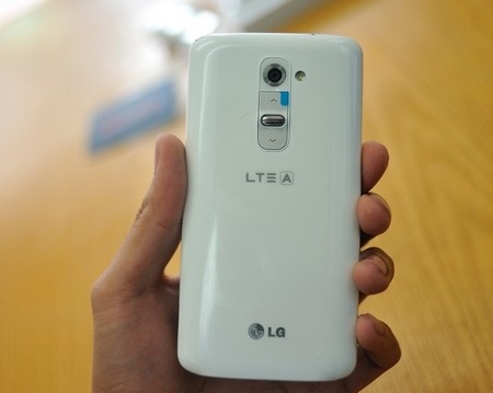 Cận cảnh smartphone “bom tấn” LG G2 tại Việt Nam - 5 Điểm nhấn trong thiết kế của LG G2 nằm ở mặt sau của máy.