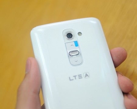Cận cảnh smartphone “bom tấn” LG G2 tại Việt Nam - 6 Cận cảnh phím nguồn và phím điều chỉnh âm lượng.