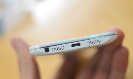 Cận cảnh smartphone “bom tấn” LG G2 tại Việt Nam - 7 Cổng kết nối, giắc cắm phone và loa ngoài nằm ở cạnh dưới của máy.