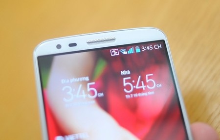 Cận cảnh smartphone “bom tấn” LG G2 tại Việt Nam - 8 Cận cảnh loa thoại, cảm biến và camera phụ.