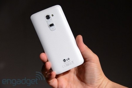 Mặt sau của máy. Tất cả các phím vật lý đều được chuyển về mặt sau của G2.