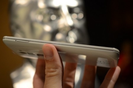 Khay cắm SIM nằm ở cạnh trái của máy.