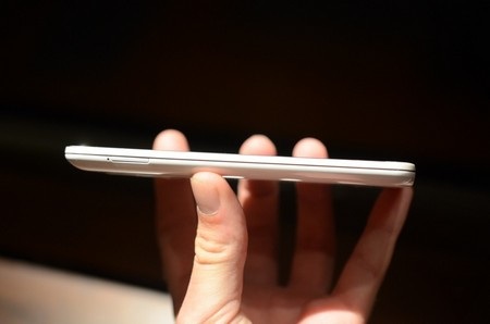 Mặt dù có kích cỡ màn hình lớn, tuy nhiên G2 vẫn có độ mỏng ấn tượng, chỉ dày 8mm.