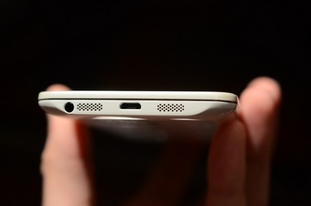 Cổng kết nối, giắc cắm phone và loa ngoài nằm ở cạnh dưới của máy.