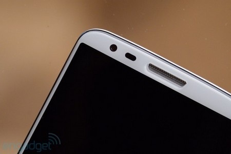 Cổng kết nối, giắc cắm phone và loa ngoài nằm ở cạnh dưới của máy.