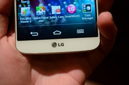 Các phím cảm ứng ở mặt trước của máy