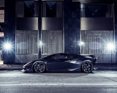 lamborghini veneno vermelha brilhando em uma rua escura | Wallpapers.ai