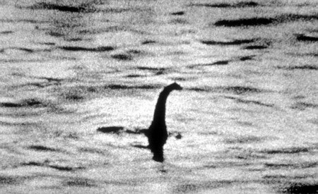 Quay được video về quái vật hồ Loch Ness? - 2 Bức ảnh nổi tiếng về quái vật hồ Loch Ness
